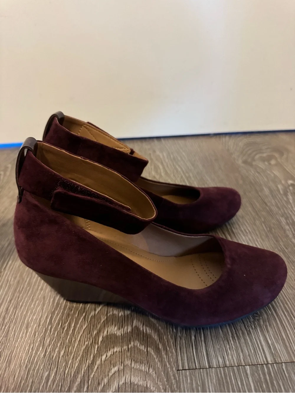 NWOT Clarks Artisan Bassett Mist Suede Wedges in Burgundy